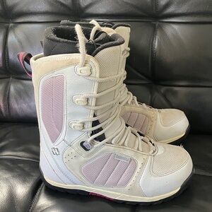 Women's snowboard Boots Morrow Wildflower size 6 white and pale lilac